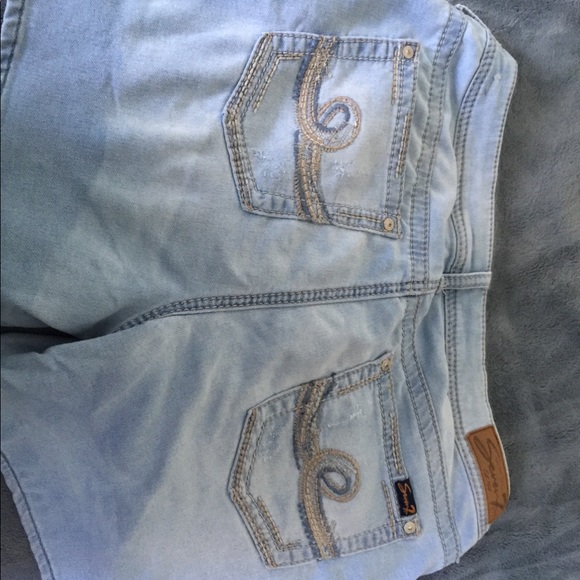 Women’s denim shorts - Picture 2 of 3